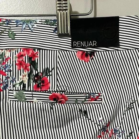 Renuar Floral High Rise Capri Pant - Picture 7 of 12